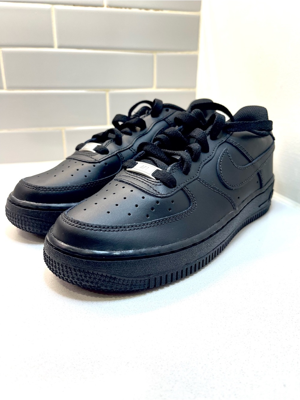Nike Air Force 1 kids Black Low-Top Sneakers size 4